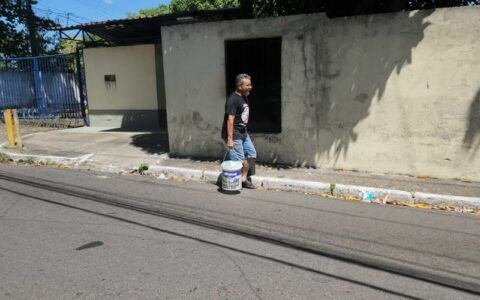 Falta de água permanece neste domingo e moradores relatam prejuízos