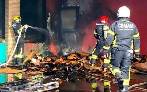 Duas pessoas são socorridas após incêndio no Supermercado DB