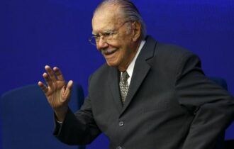 Ex-presidente José Sarney é internado após sofrer queda em casa