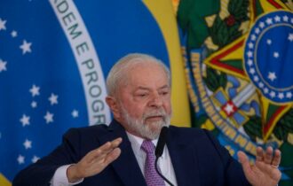 'Brasil poderia ser 4ª economia global, mas caiu em mundo obscuro', diz Lula