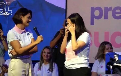 Vídeo: Michelle faz mulher retirar prótese ocular em evento político