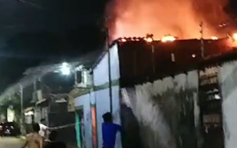 Vídeo: Casa pega fogo após morador esquecer ferro de passar ligado
