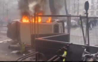 Bombeiro morre e 157 pessoas são presas durante protestos em Paris