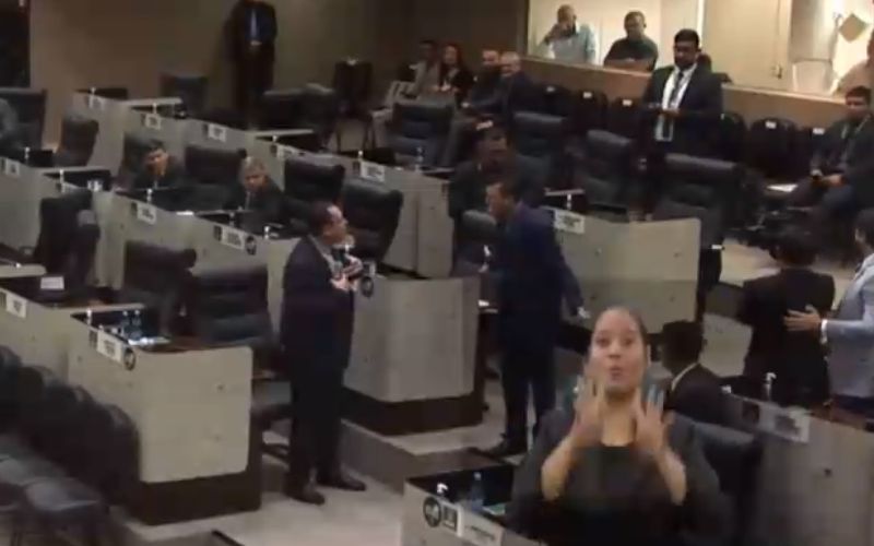 Vídeo: Raiff irrita Sassá e vereadores quase brigam em sessão na CMM