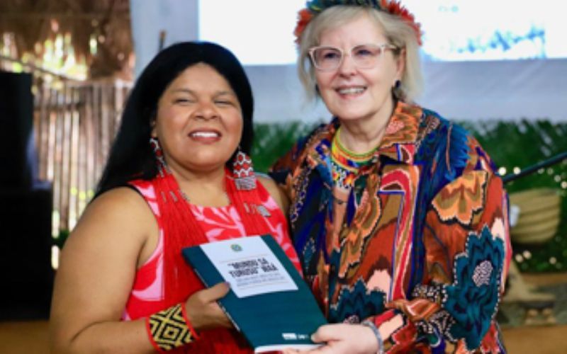 ‘Momento histórico’, diz Rosa Weber ao lançar Constituição em língua indígena
