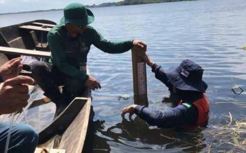 Réguas são instaladas para monitoramento de rios do Amazonas