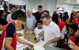 Tadeu de Souza inaugura laboratório de robótica no Ceti Gilberto Mestrinho