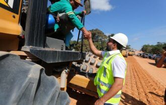 Wilson Lima vistoria obras na AM-010 que tem 35% de obra executada