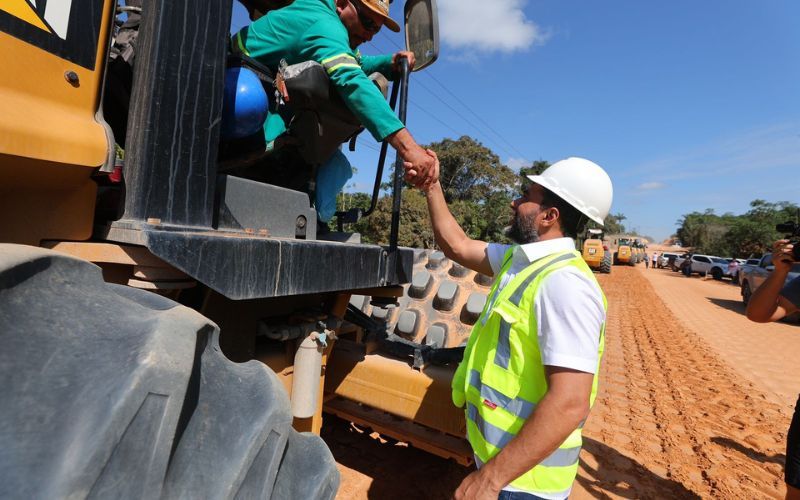 Wilson Lima vistoria obras na AM-010 que tem 35% de obra executada