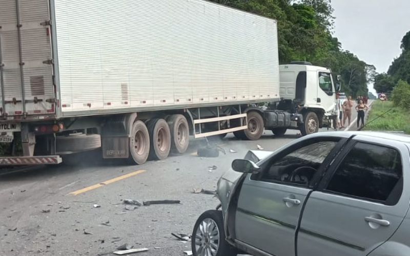 Vídeo: em zigue-zague, carro colide com caminhão na BR-174