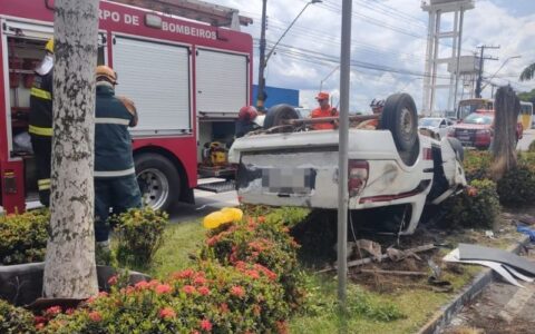 Motorista fica ferido após carro capotar durante grave acidente no Distrito