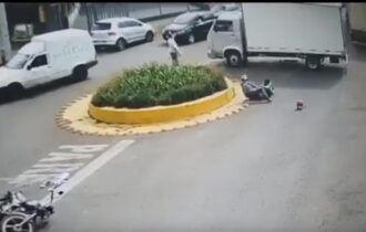 Adolescente em moto é arrastada por fio de telefonia arrancado por caminhão