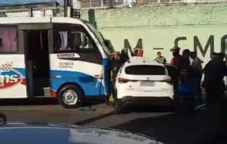 Motorista fica preso às ferragens após colisão com micro-ônibus na zona Sul
