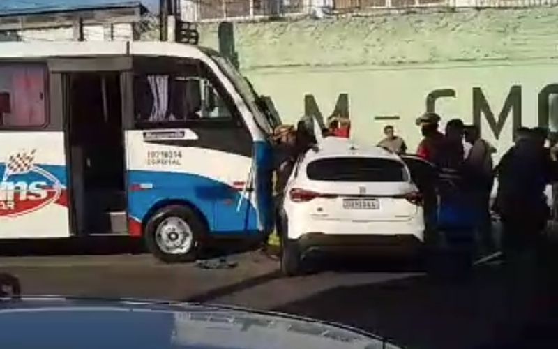 Motorista fica preso às ferragens após colisão com micro-ônibus na zona Sul