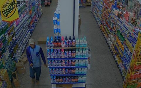 Entregador de gás assalta mercadinho com ajuda de comparsa em Manaus; vídeo