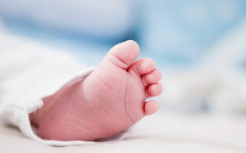 Bebê de 6 meses é encontrado morto dentro de casa em Manaus