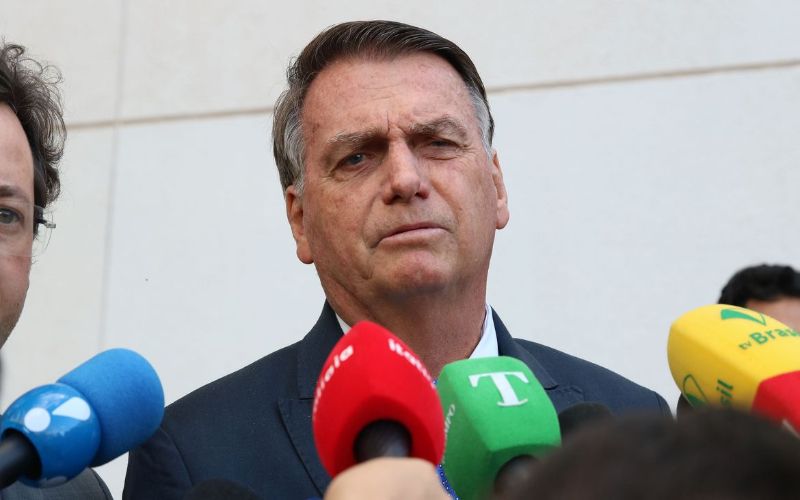 Após duas horas de depoimento, Bolsonaro deixa PF