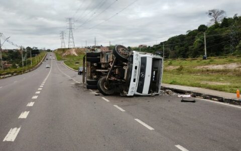 Motorista fica ferido após caminhão de lixo tombar em avenida de Manaus