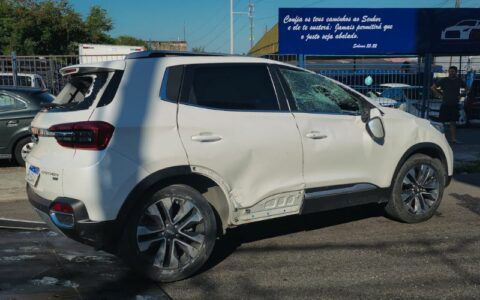 Motorista avança sinal, bate em outro veículo e causa capotamento