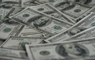 Após aprovação da reforma tributária dólar cai para R$ 4,86