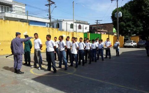 Amazonas analisa decisão de Lula de encerrar escolas cívico-militares