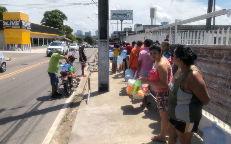 Moradores fazem fila para conseguir água em Manaus