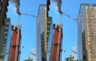 Veja vídeo de guindaste caindo sobre prédio em Nova York
