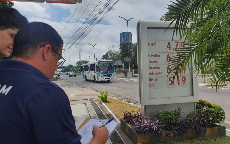 Após aumento no preço, Procon fiscaliza postos de combustíveis de Manaus