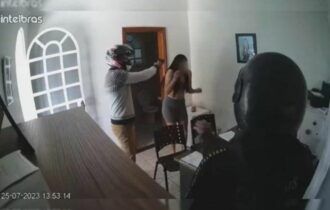 Vídeo: bandidos fazem roleta-russa em assalto a pai e filha