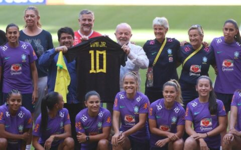 Lula defende investimento no futebol para mulheres