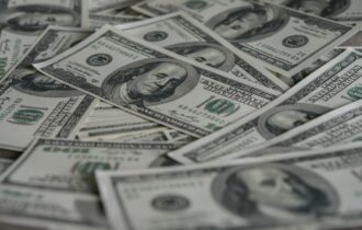 Câmbio para 2024 passa de R$ 5,20 para R$ 5,22