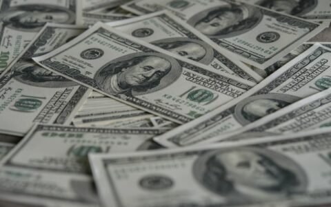 Câmbio para 2024 passa de R$ 5,20 para R$ 5,22
