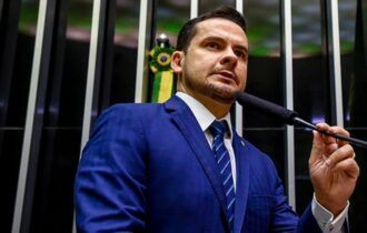 Deputado bolsonarista critica estratégia do Ministério da Saúde: 'aberração'