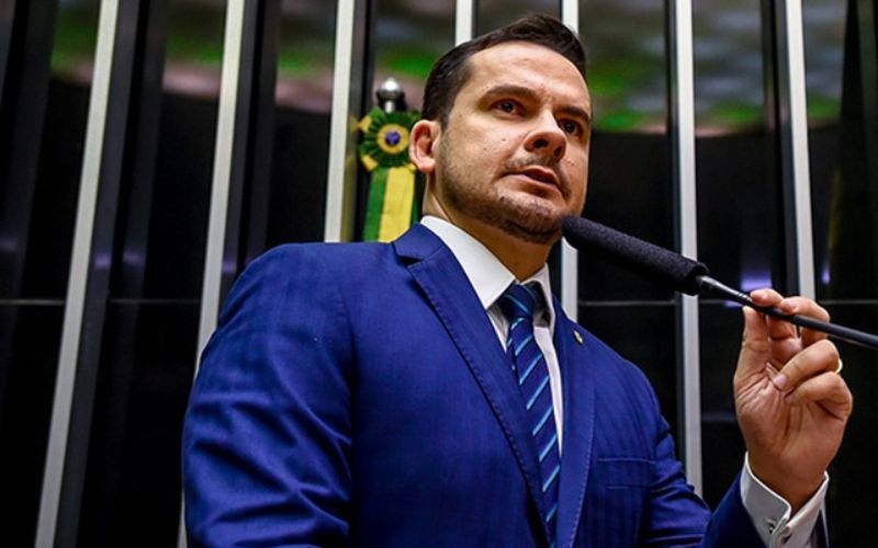Deputado bolsonarista critica estratégia do Ministério da Saúde: ‘aberração’