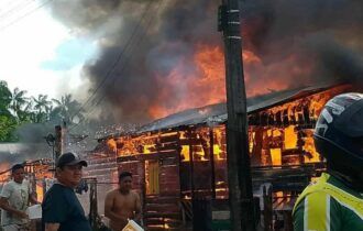 Vídeo: três casas com famílias dentro são destruídas por incêndio no AM