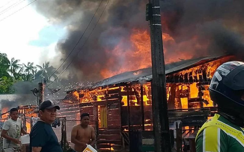 Vídeo: três casas com famílias dentro são destruídas por incêndio no AM