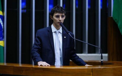 Amom quer restringir conteúdos adultos para crianças e adolescentes