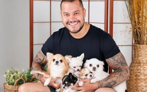 Adail faz homenagem a protetores e posa com cães avaliados em R$ 3 mil