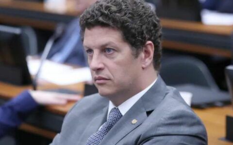 Ex-ministro do Meio Ambiente vira réu por exportação ilegal de madeira