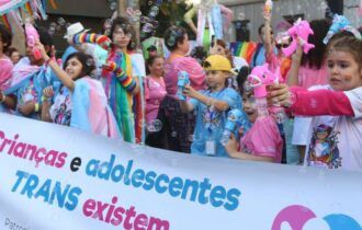 Deputados aprovam PL que proíbe crianças em eventos gays no AM