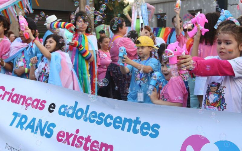 Deputados aprovam PL que proíbe crianças em eventos gays no AM