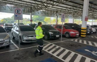 Mais de 50 motoristas são autuados pelo IMMU por estacionamento irregular