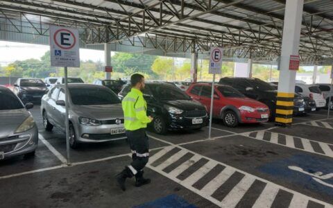 Mais de 50 motoristas são autuados pelo IMMU por estacionamento irregular