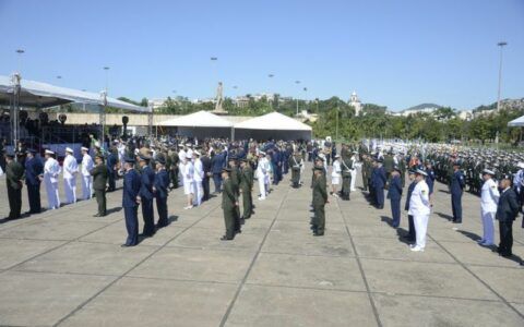 Governo anuncia PEC que proíbe militar da ativa de se candidatar