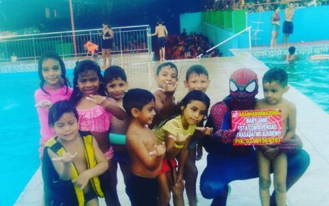 Para sustentar a família, pai trabalha vestido de Homem-Aranha em Manaus