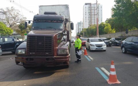 Em fiscalização, veículos pesados são autuados por irregularidades