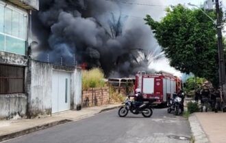 Incêndio atinge oficina no Novo Aleixo e assusta moradores