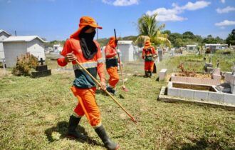 Inicia limpeza de túmulos em cemitérios para visitação do Dia dos Pais