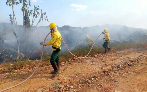 Ex-prefeito mostra abandono do lixão de Humaitá; prefeitura nega