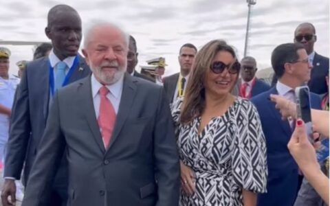 Janja completa 57 anos e ganha homenagem de Lula